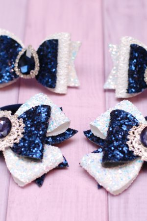 Работа Белые банты бантики из экокожи бело-синие (4 шт)