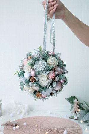 Работа Рождественский подвесной шар в розовом цвете.