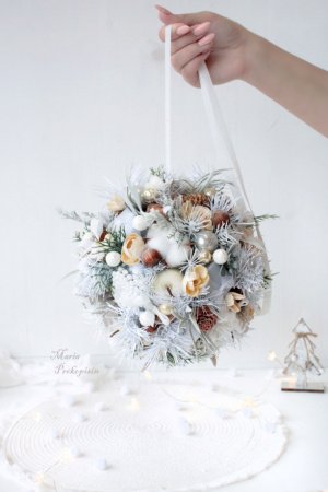 Работа Рождественский подвесной шар в цвете шампуня.