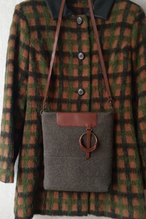 Робота Сумка-планшетка кольору хакі з коричневою шкірою через плече