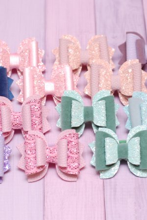 Работа Батики из экокожи для первых хвостиков