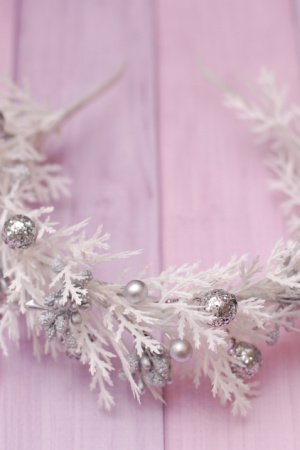 Робота Новорічний обруч обідок біло-сріблястий з гілочками