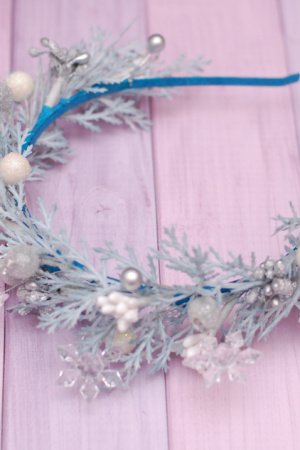 Работа Новогодний обруч ободок голубой со снежинками 