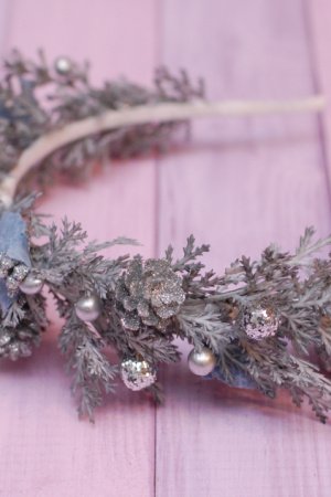 Работа Новогодний обруч ободок серо-серебристый с шишками 