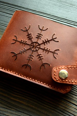 Робота Портмоне зі скандинавським символом Шолом Жаху (Агісхьяльм)