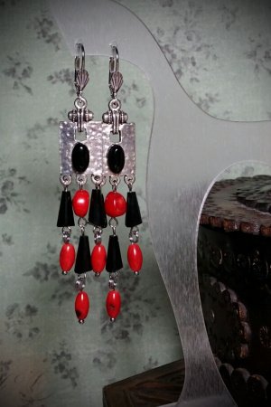 Работа Прямоугольные черно-красные серьги с подвесками