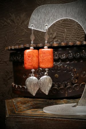 Работа Прямоугольные серьги с кораллом и листочком