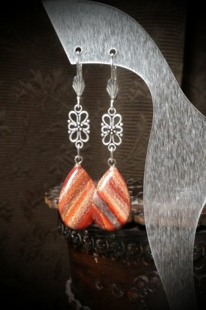 Робота Сережки з яшмою та квітами