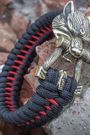 Работа Браслет из паракорда с Волком Фенрир, черный с красным