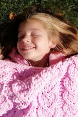 Работа Детский вязаный плюшевый плед - одеяло.