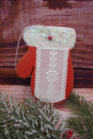 Робота Новорічний декор Рукавичка з імітацією вишивки
