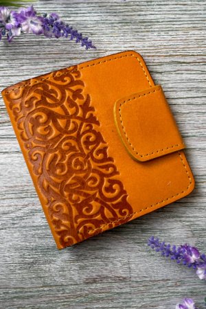 Работа Портмоне кожаное   желтое с тиснением Восточный узор