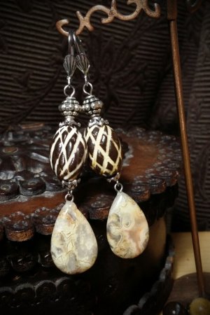 Робота Сережки з мереживного агату та керамічними намистинами