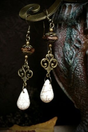 Работа Бронзовые серьги с кокосом и говлитом.