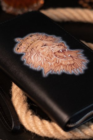 Работа Черный кожаный кошелек лев