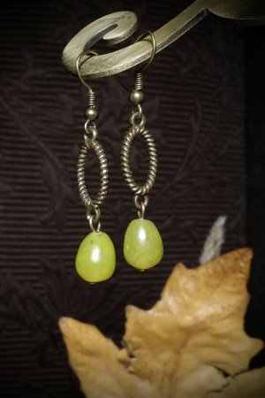 Работа Бронзовые серьги с каплями зеленого жадеита.