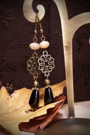 Работа Бронзовые серьги с агатом и перламутром.