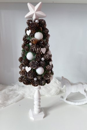 Работа Эко елка.Елка из шишек белая