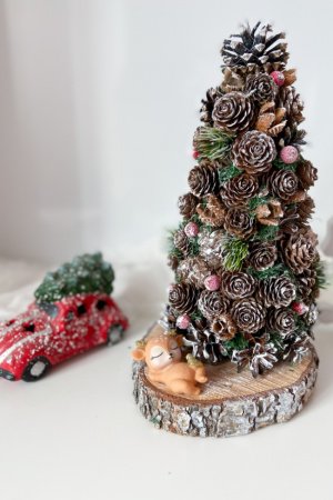 Работа Эко елка.Елка из шишек с оленем