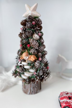 Работа Эко елка.Елка из шишек с оленем 2