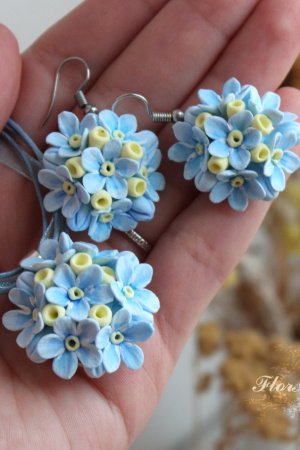 Работа Голубой комплект украшений ручной работы "незабудки"