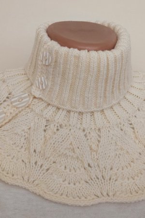 Работа Манишка "Елена" жемчуг на пуговках