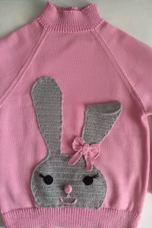 Работа Вязаный детский свитер с вязаным крючком рисунком "зайчонок"