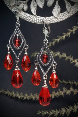 Робота Світло-червоні сережки з трьома підвісками