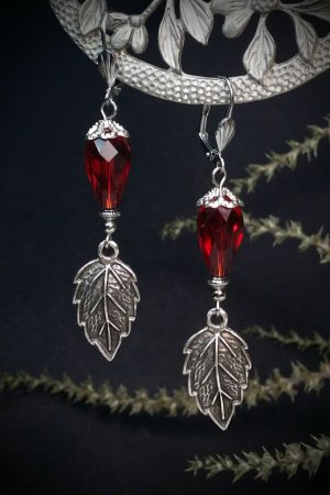 Робота Червоні сережки з підвіскою листочком