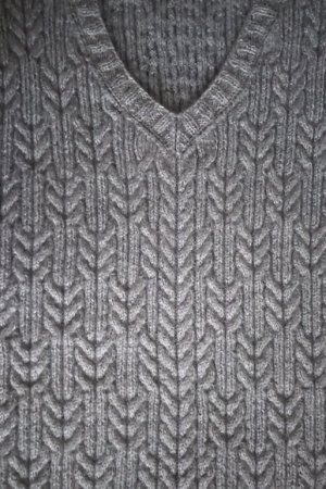 Работа Жилет спицами рельефным узором из ангоровой пряжи.