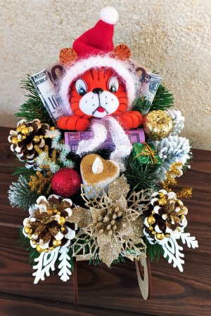 Работа НОВОГОДНЯЯ КОМПОЗИЦИЯ ТИГРЕНЯ В САНЯХ (02)