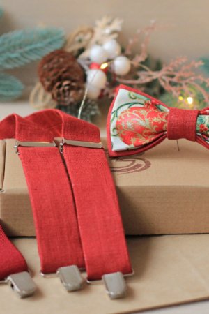 Работа Комплект подтяжки и бабочка новогодняя "Красный шар"