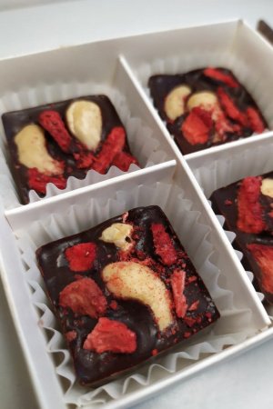 Робота Натуральний шоколад з кеш'ю та полуницею.