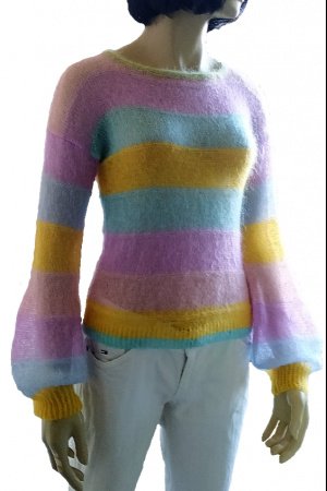 Робота Яскравий райдужний смугастий светр із мохера.