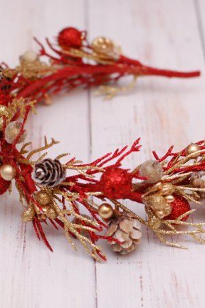 Робота Новорічний обруч обідок червоно-золотий з шишками