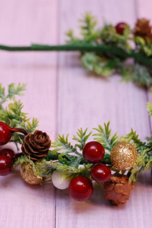 Работа Новогодний обруч ободок с веточками ели и шишками 