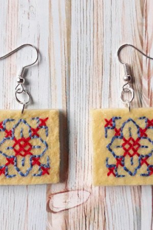 Работа Вышитые сережки "Настроение"