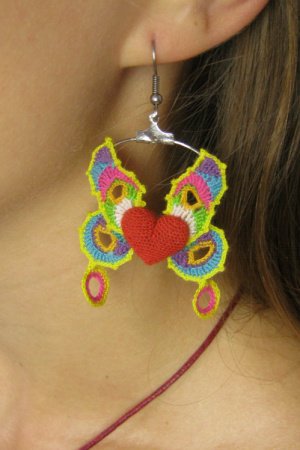 Робота Серця серця з метеликів крила. В'язані сережки хенд мейд