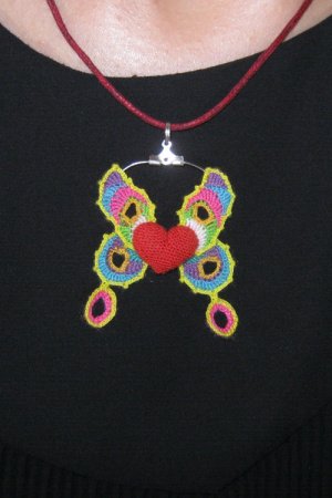 Робота Серце з крилами метелика, в'язана підвіска ручної роботи.