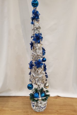 Робота Новорічна велика ялинка із синіми блискучими квітами