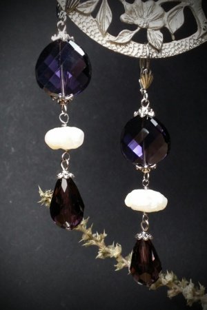 Работа Фиолетовые серьги с жемчугом и стеклом
