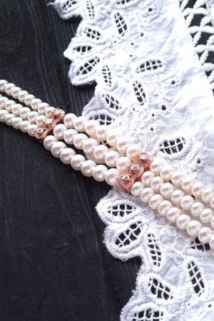 Работа Трехрядный браслет из натурального жемчуга и кристаллов