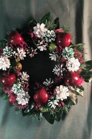 Робота Різдвяні вінки з червоними яблуками