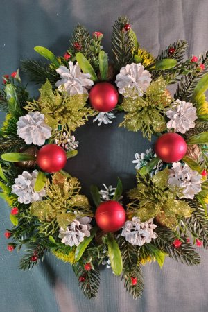 Работа Венок рождественский с красными шарами си с золотыми цветами