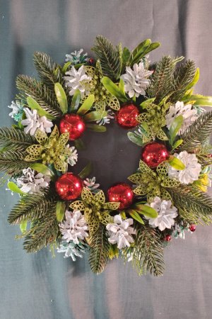 Работа Рождественский венок с золотыми цветами