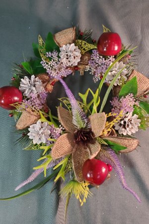 Работа Новогодний венок с мешковиной и красными яблоками