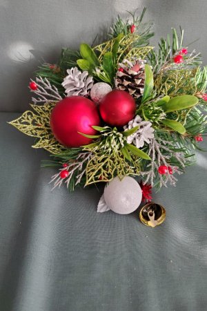 Работа Икэбана в праздничном красном мешке (подарок).