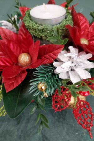 Работа Икэбана рождественская  на стол с свечой с красными цветами