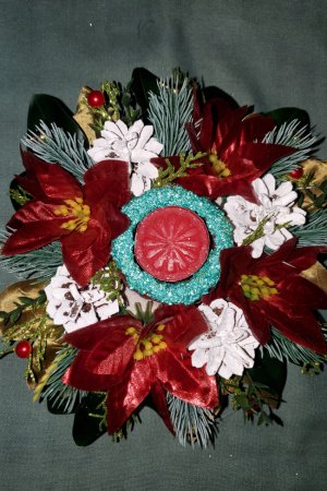 Работа Икэбана на стол с красными рождественскими цветами с свечкой