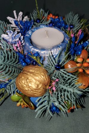 Робота Ікебана зі свічкою у синьому кольорі та святковому мішку